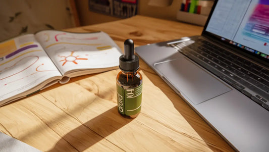 Flacon de complément naturel sur un bureau d'étudiant adolescent pour gérer le stress scolaire.