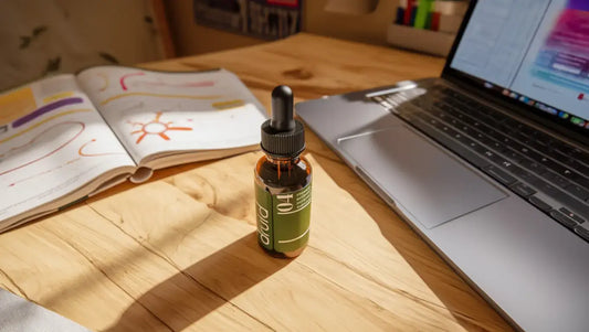 Flacon de complément naturel sur un bureau d'étudiant adolescent pour gérer le stress scolaire.