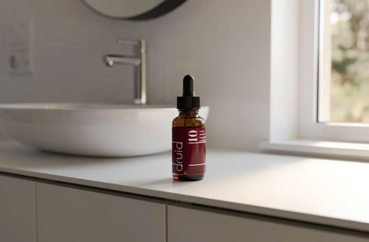 Flacon compte-gouttes pour soulager le syndrome prémenstruel sur une étagère de salle de bain